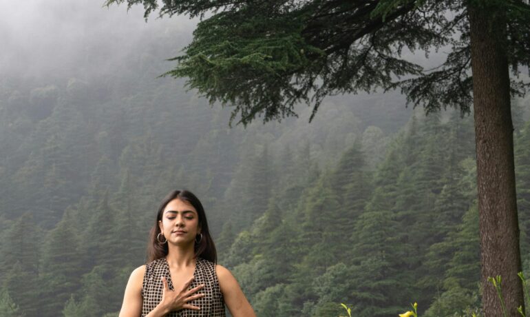 Femme en tailleur qui respire en pleine conscience